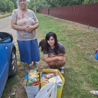 Estera a primit alimente pentru ea si familia ei. Va multumim!