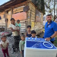 O masina de spalat noua pentru Alina, Cristi si familia lor